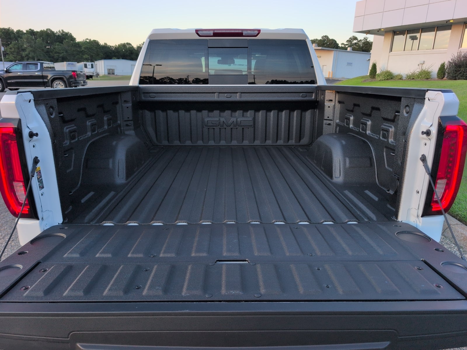 2026 GMC Sierra 1500 SLT - Photo 8