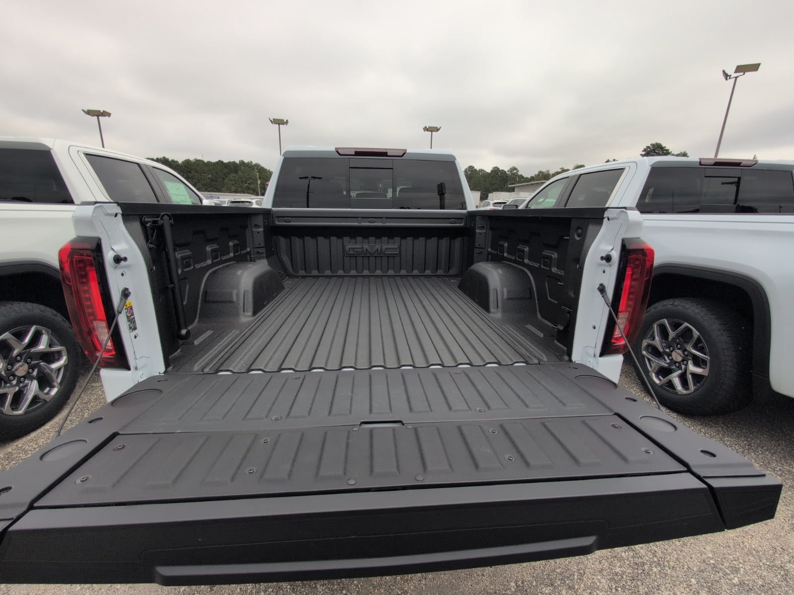 2026 GMC Sierra 1500 SLT - Photo 8
