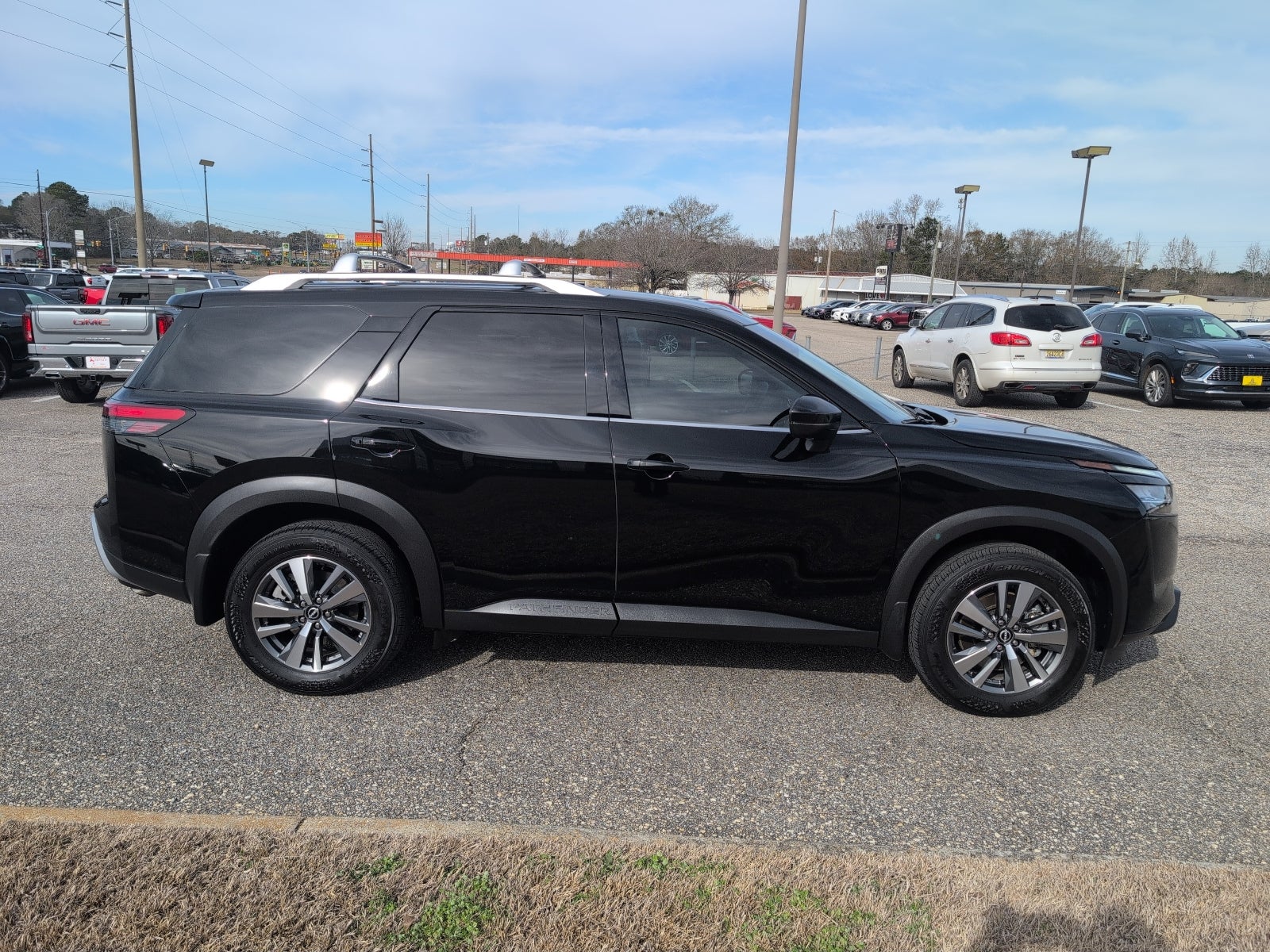 2024 Nissan Pathfinder SL